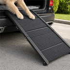 Hund steigt auf der ausgeklappten PETIVO Hunderampe ins Auto – rutschfeste Lauffläche und stabiler Aluminiumrahmen für sicheren Einstieg in den Kofferraum