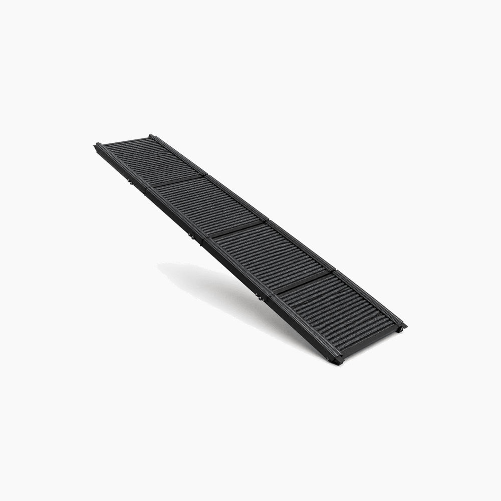 PETIVO faltbare Hunderampe ausgeklappt in voller Länge – schwarzer Aluminiumrahmen mit rutschfester Lauffläche, vierfach faltbares Design