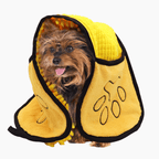 Yorkshire Terrier eingewickelt im gelben PETIVO Hundehandtuch aus Mikrofaser-Chenille – schnelles und sanftes Abtrocknen nach dem Baden