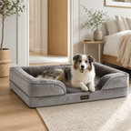 Australian Shepherd entspannt auf dem grauen PETIVO orthopädischen Hundebett im hellen Schlafzimmer – komfortable Liegefläche mit gepolstertem Rand